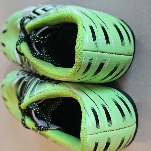 Umbro Green Youth Soccer Cleats - Picture 5 of 14